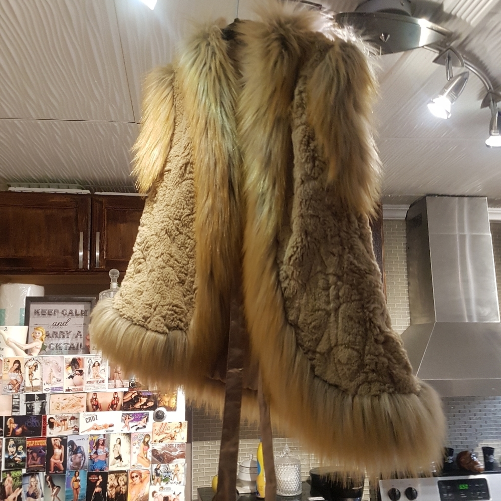 Bebe fur vest